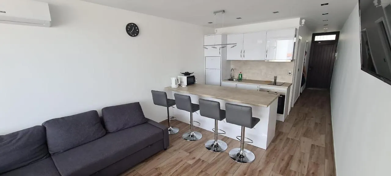 Family Comfortable Apartment 아로나